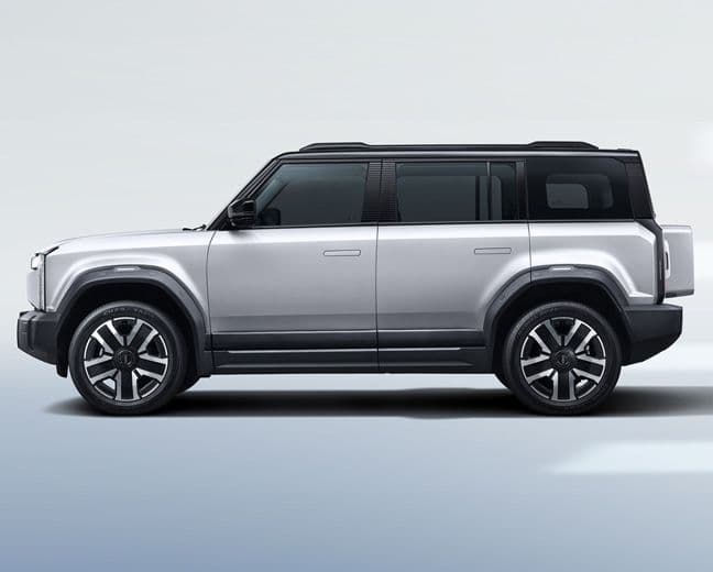 An exterior design featuring short front and rear overhangs enhances agility for off-road driving.