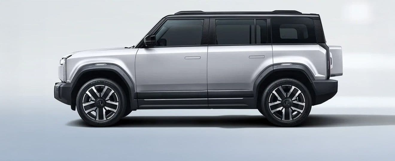 An exterior design featuring short front and rear overhangs enhances agility for off-road driving.